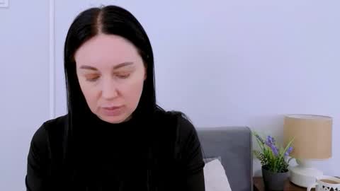 Mia online show from April 6, 2026, 3:35 pm