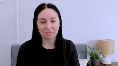 Mia online show from April 7, 2026, 3:23 pm