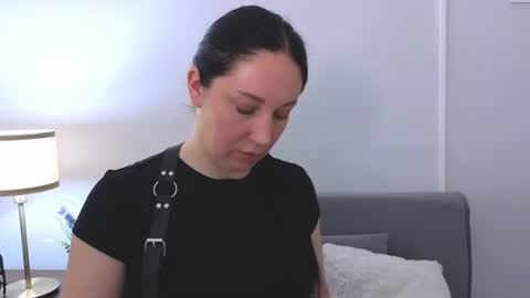Mia online show from June 13, 2026, 5:49 am