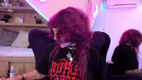 Mia online show from March 5, 2025, 3:51 pm