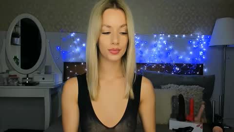 MiaBeeX online show from September 24, 2025, 7:06 pm