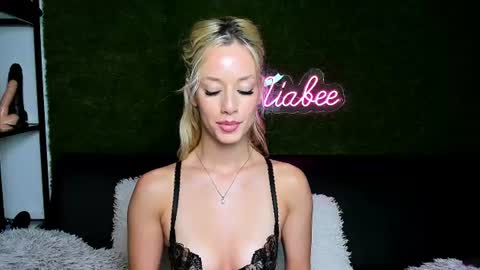 MiaBeeX online show from July 29, 2026, 6:28 pm
