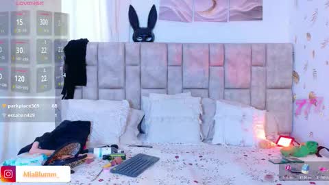 miablumm_ online show from February 11, 2026, 2:11 pm