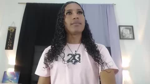 MiaCoock online show from November 5, 2025, 5:02 pm