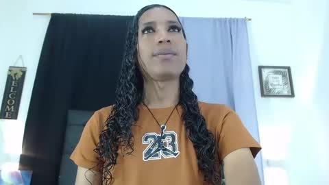 MiaCoock online show from November 6, 2025, 1:23 pm