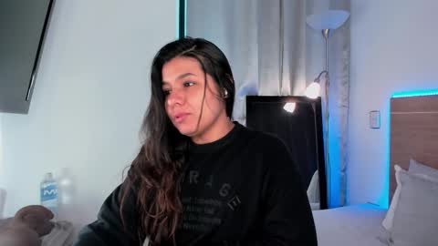 IG Yojanagomez  online show from February 17, 2025, 12:27 pm