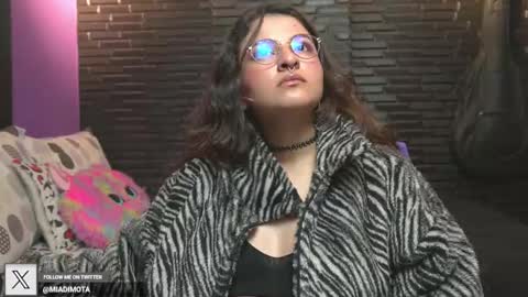 Mia online show from November 1, 2025, 7:21 am