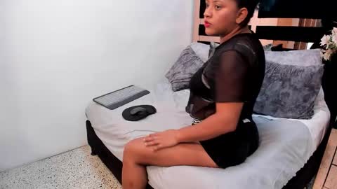 Mia  online show from November 19, 2025, 5:24 pm