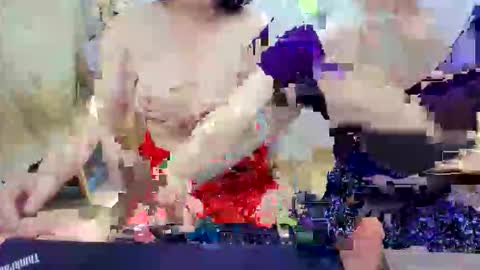 Mia online show from November 9, 2025, 11:52 am