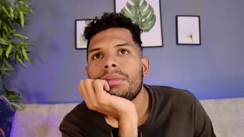 Mia online show from November 24, 2025, 7:13 pm