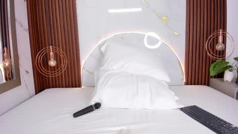 Mia  online show from October 8, 2025, 4:32 am