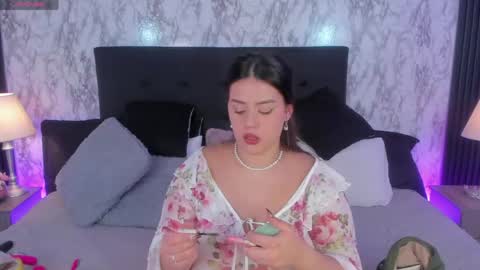 Snapshot of miamontoya chatting on May 20, 2026, 1:06 pm Mia -5 7001400 Follow online show from May 20, 2026, 1:06 pm