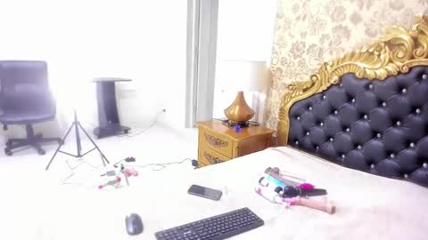 Mia online show from October 22, 2025, 11:54 am