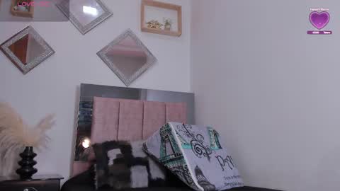 Snapshot of miapearls_ chatting on August 4, 2026, 12:52 pm miapearls_ online show from August 4, 2026, 12:52 pm