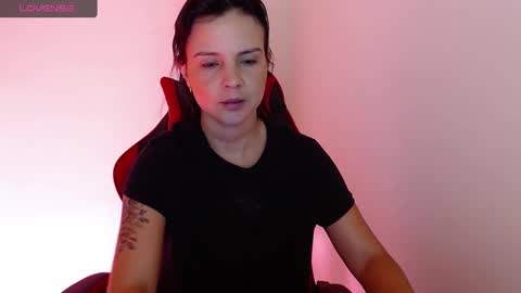 miarobinn_ online show from October 8, 2025, 8:01 am