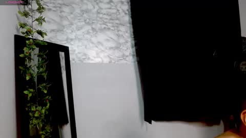 miasexy_latin online show from December 15, 2025, 7:45 am