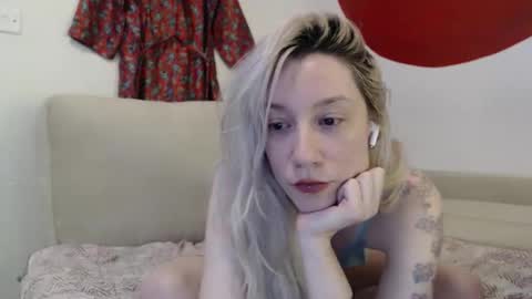 Mia online show from October 2, 2025, 2:51 am