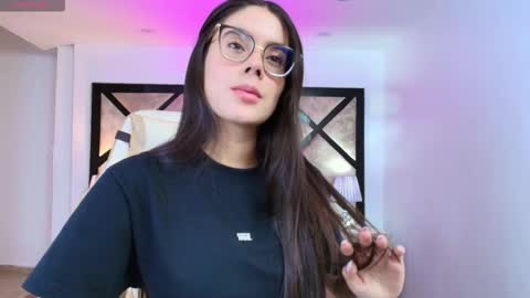 Mia online show from September 12, 2025, 8:31 pm