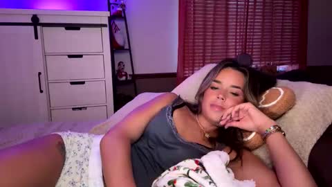 Mia online show from November 26, 2025, 9:27 pm