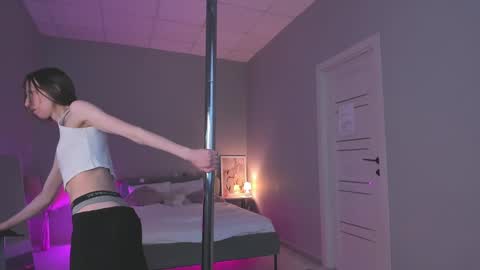 michele_mack online show from March 5, 2025, 5:07 am