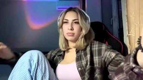 michellcrumpacker online show from November 2, 2025, 5:04 pm