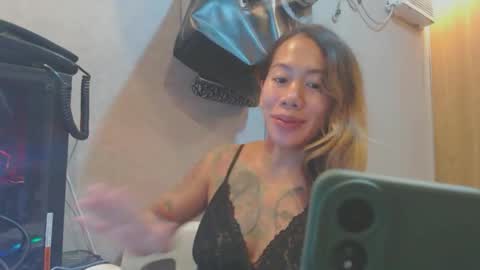 michelle_ux online show from November 10, 2025, 1:43 pm