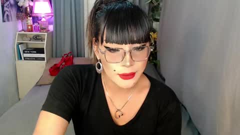 Snapshot of midnightraven27 chatting on January 20, 2025, 2:11 am Dont forget to follow online show from January 20, 2025, 2:11 am