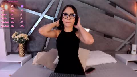 Mia  online show from October 2, 2025, 12:12 pm