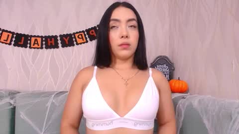 miia scoott  online show from October 23, 2025, 11:53 am