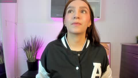 Miia 3 online show from December 9, 2024, 11:26 am