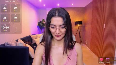 Mia online show from November 1, 2025, 11:12 am