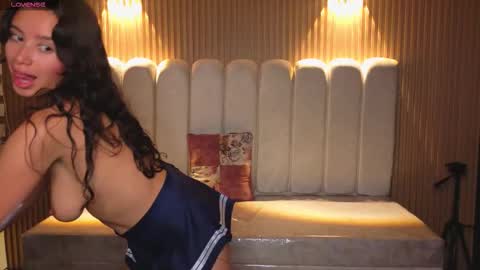 miiaa_evans1 online show from December 19, 2025, 7:43 pm