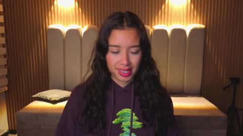 miiaa_evans1 online show from December 21, 2025, 11:39 am