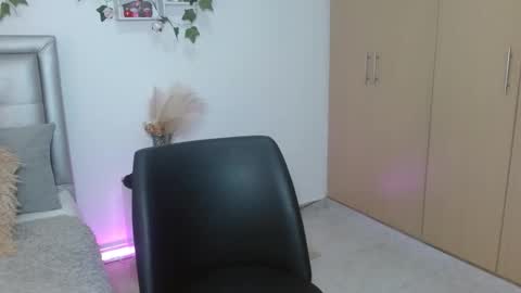 miiaa_k online show from April 20, 2026, 10:51 am