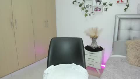 miiaa_k online show from July 1, 2026, 11:23 am