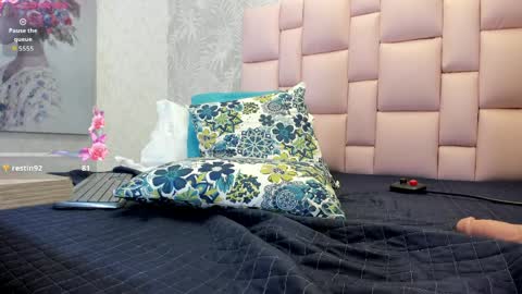 miiss_aurora_ online show from April 8, 2026, 12:32 am