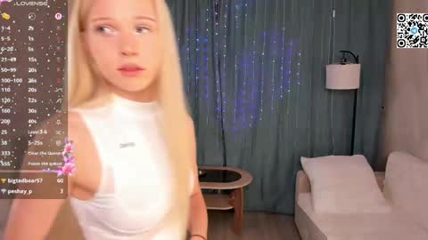 Angel girl online show from April 20, 2026, 8:21 pm