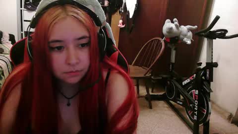 Snapshot of mikalatina chatting on April 10, 2026, 11:53 pm Mika online show from April 10, 2026, 11:53 pm