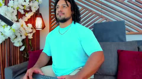 Snapshot of mike_estevess chatting on May 20, 2026, 7:25 am online show from May 20, 2026, 7:25 am