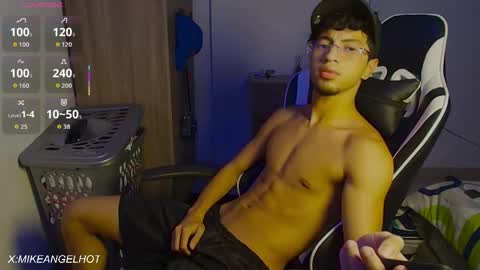 Snapshot of mike_pineapple chatting on June 7, 2026, 3:43 am Mike Pineapple online show from June 7, 2026, 3:43 am