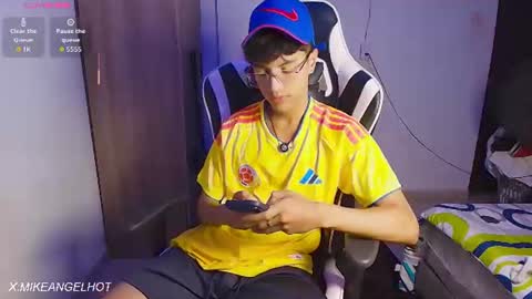 Mike Pineapple online show from June 19, 2026, 3:33 am