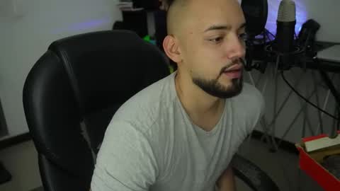 M i k e Crusoe online show from November 1, 2025, 11:07 pm