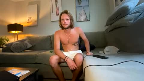 Snapshot of mikeywhite123 chatting on September 28, 2025, 10:48 pm mikeywhite123 online show from September 28, 2025, 10:48 pm