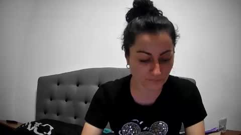 Mikyloveu online show from March 12, 2026, 5:19 pm