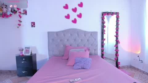 mila_1wood online show from September 19, 2025, 1:01 pm