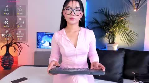 Mila online show from October 9, 2025, 11:19 am