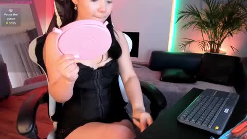 Mila online show from November 11, 2025, 11:21 am