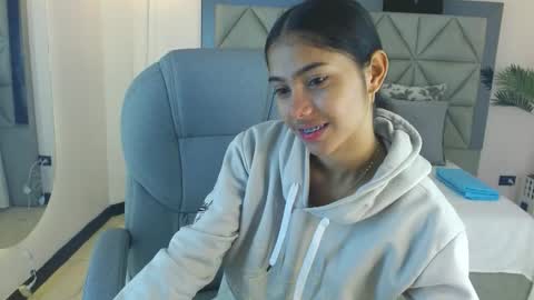 milaa_star online show from November 22, 2025, 4:11 am