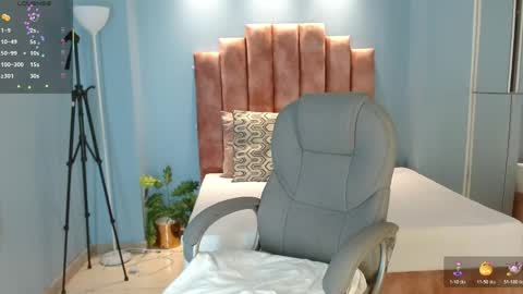 milaa_star online show from April 22, 2026, 4:04 am