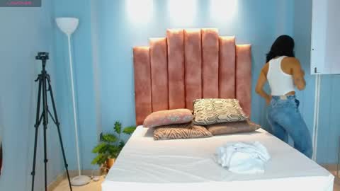 milaa_star online show from April 24, 2026, 3:09 am